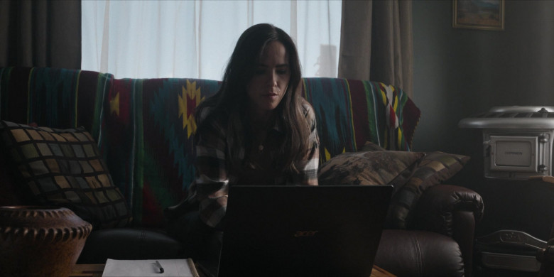 Acer Laptop in Joe Pickett S02E08 "A Call for Help" (2023) - 384349