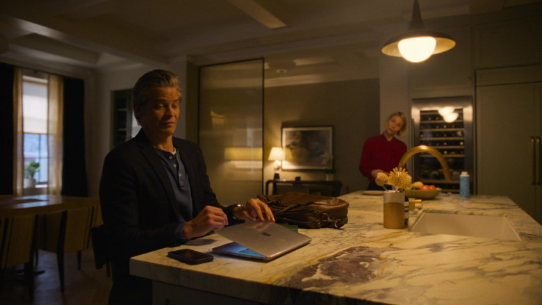 Apple MacBook Laptop of Timothy Olyphant as Derek Browne in Full Circle S01E01 "Something Different" (2023) - 383722