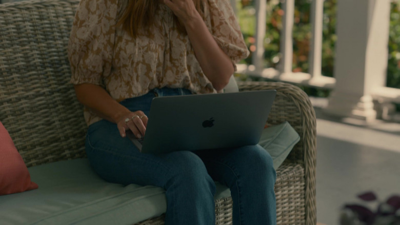Apple MacBook Laptops in Sweet Magnolias S03E04 "Be Bold" (2023) - 384641