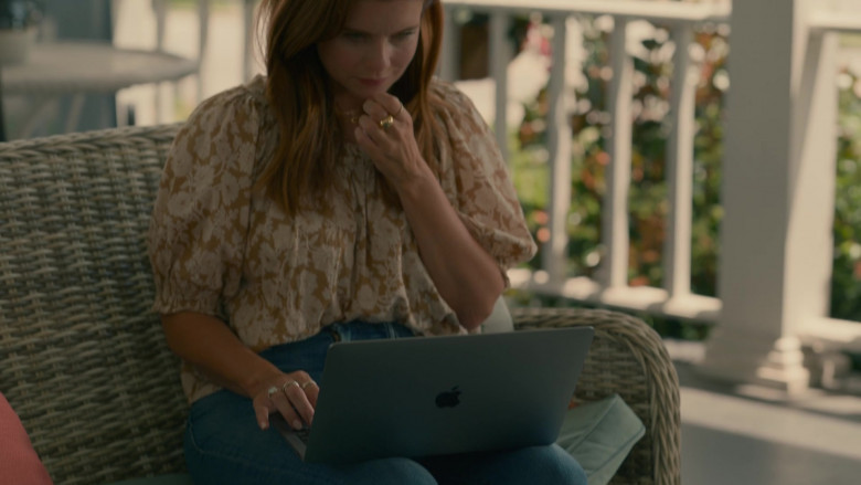 Apple MacBook Laptops in Sweet Magnolias S03E04 "Be Bold" (2023) - 384642