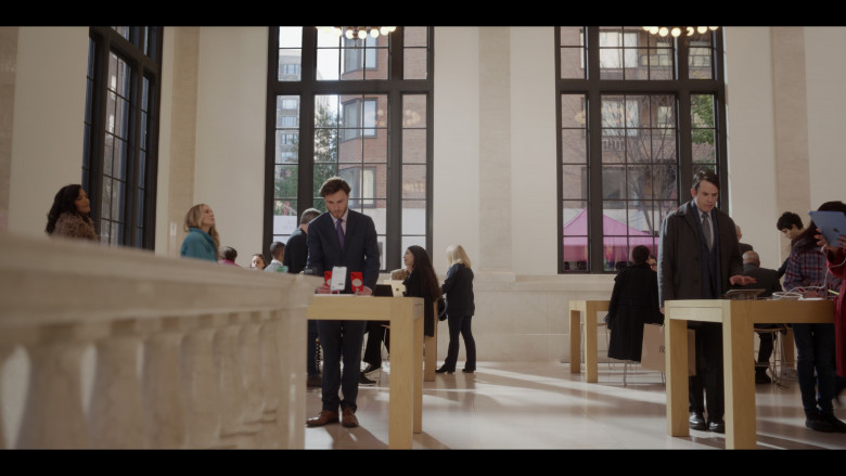 Apple Store in And Just Like That... S02E06 "Bomb Cyclone" (2023) - 384823