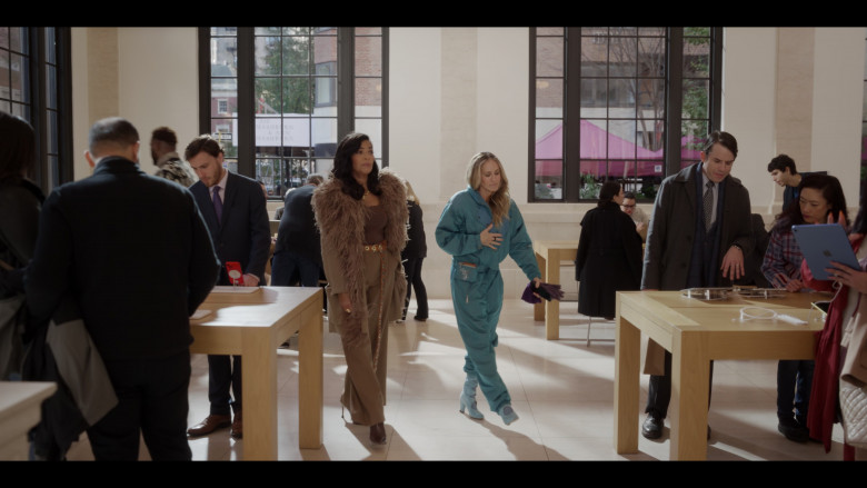 Apple Store in And Just Like That... S02E06 "Bomb Cyclone" (2023) - 384824