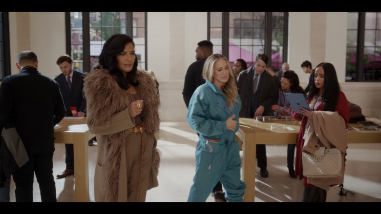 Apple Store in And Just Like That... S02E06 "Bomb Cyclone" (2023) - 384825