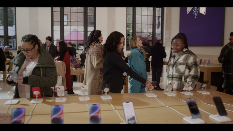 Apple Store in And Just Like That... S02E06 "Bomb Cyclone" (2023) - 384826