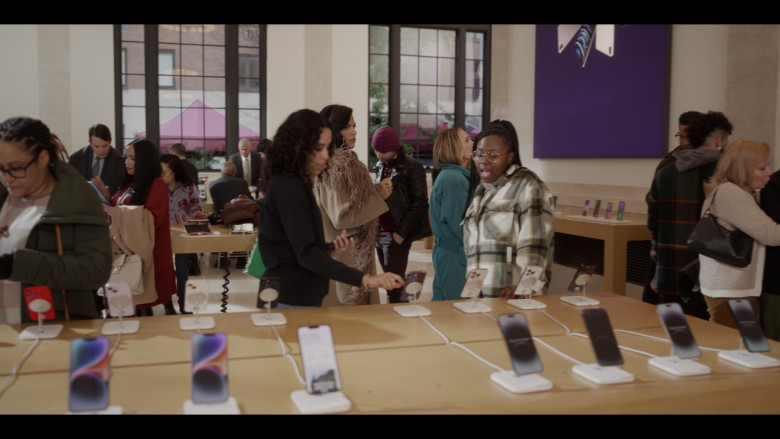 Apple Store in And Just Like That... S02E06 "Bomb Cyclone" (2023) - 384827