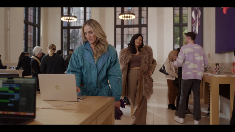 Apple MacBook Laptops in And Just Like That... S02E06 "Bomb Cyclone" (2023) - 384815