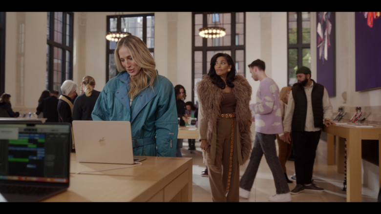 Apple Store in And Just Like That... S02E06 "Bomb Cyclone" (2023) - 384828