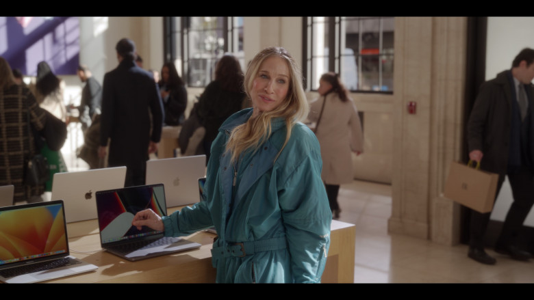 Apple Store in And Just Like That... S02E06 "Bomb Cyclone" (2023) - 384829