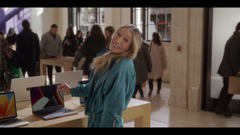 Apple MacBook Laptops in And Just Like That... S02E06 "Bomb Cyclone" (2023) - 384816