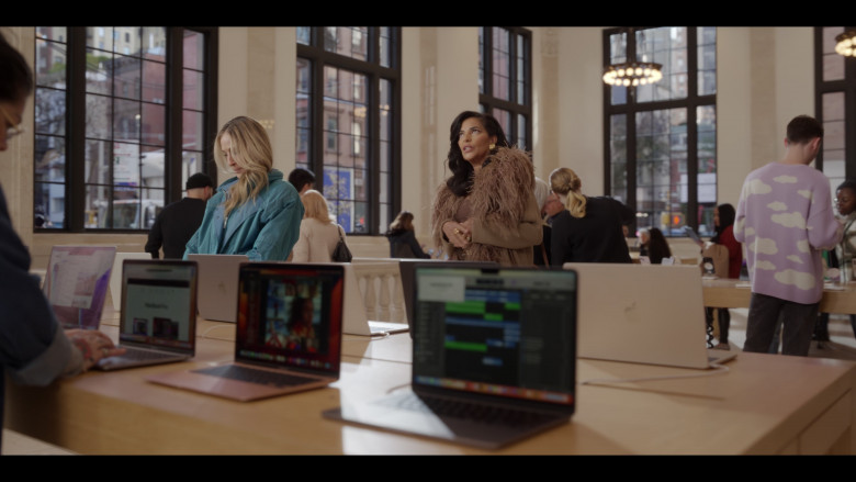 Apple MacBook Laptops in And Just Like That... S02E06 "Bomb Cyclone" (2023) - 384817