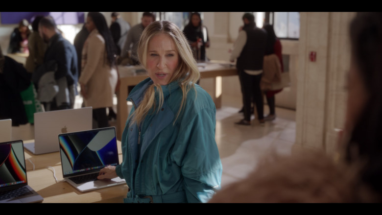 Apple Store in And Just Like That... S02E06 "Bomb Cyclone" (2023) - 384831