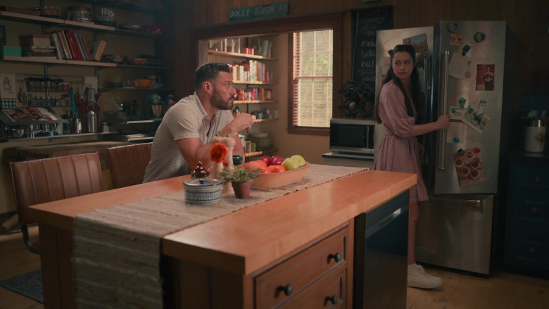 KitchenAid Refrigerator in Sweet Magnolias S03E02 "Meet Me Where I Am" (2023) - 384589