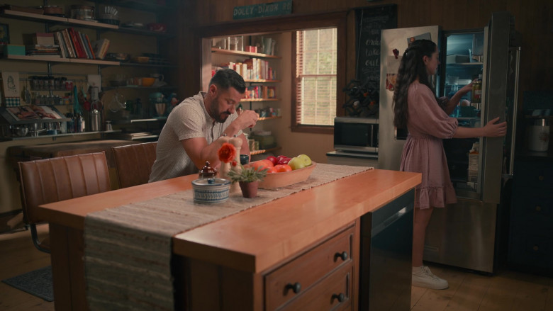 KitchenAid Refrigerator in Sweet Magnolias S03E02 "Meet Me Where I Am" (2023) - 384590