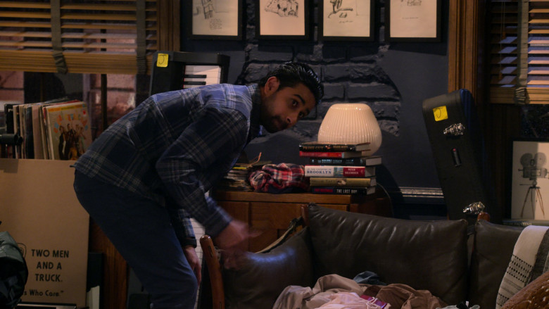Two Men and a Truck Moving Boxes in How I Met Your Father S02E19 "Shady Parker" (2023) - 383353