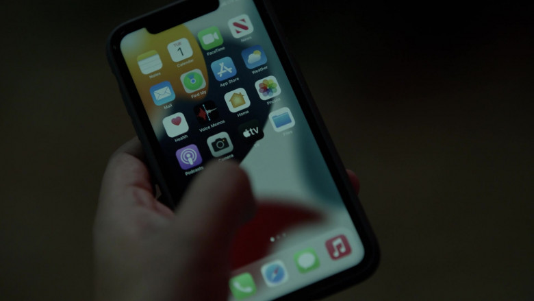 Apple iPhone Smartphone in This Fool S02E10 "Two Fuckin' Losers" (2023) - 386371