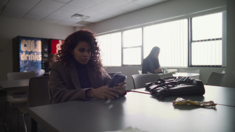 Apple iPhone Smartphone of Zazie Beetz as Mel Harmony in Full Circle S01E01 "Something Different" (2023) - 383712