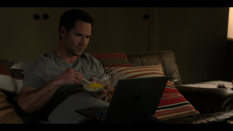 Apple MacBook Laptop of Manuel Garcia-Rulfo as Mickey Haller in The Lincoln Lawyer S02E03 "Conflicts" (2023) - 382480