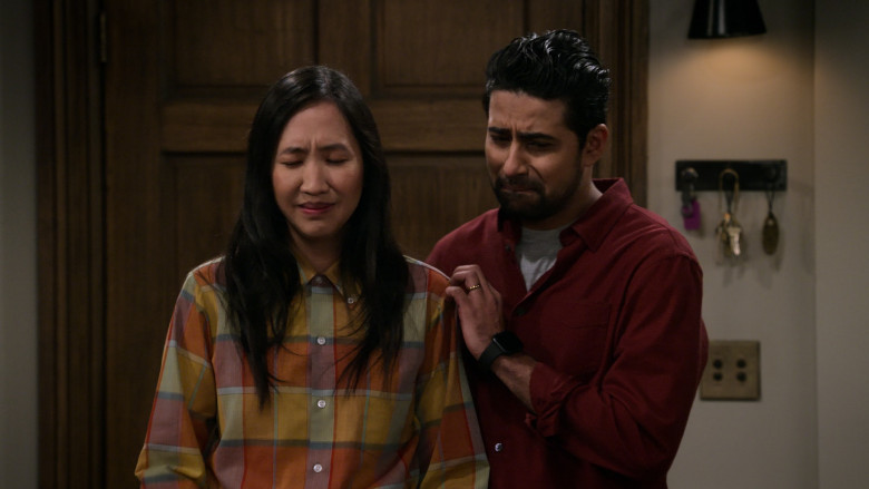 Apple Watch in How I Met Your Father S02E18 "Parent Trap" (2023) - 382172