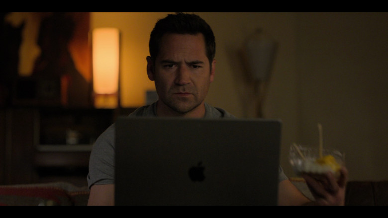 Apple MacBook Laptop of Manuel Garcia-Rulfo as Mickey Haller in The Lincoln Lawyer S02E03 "Conflicts" (2023) - 382481