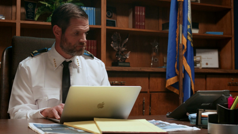 Apple MacBook Laptop in Judge Me Not S01E07 "What Are You Doing Here?" (2023) - 382714