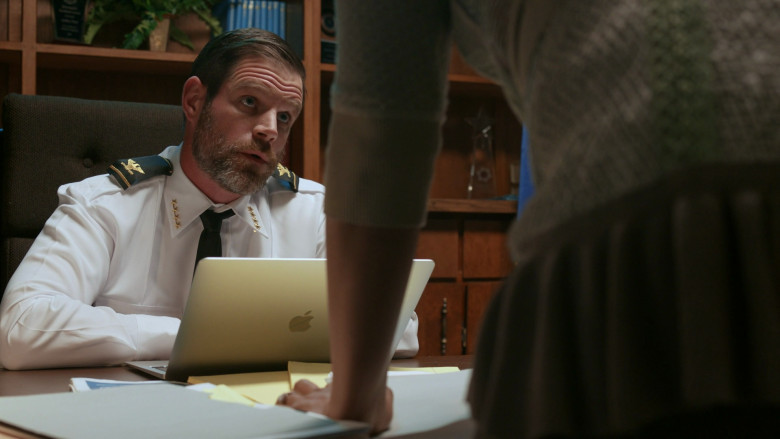 Apple MacBook Laptop in Judge Me Not S01E07 "What Are You Doing Here?" (2023) - 382717