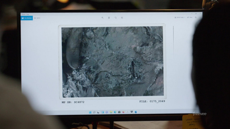 Microsoft Windows 11 OS in Almost Paradise S02E01 "The Magellan Cross" (2023) - 385027