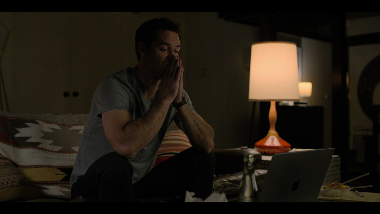Apple MacBook Laptop of Manuel Garcia-Rulfo as Mickey Haller in The Lincoln Lawyer S02E03 "Conflicts" (2023) - 382482
