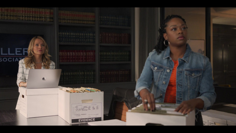 Apple MacBook Laptops in The Lincoln Lawyer S02E09 "The Fifth Witness" (2023) - 387087