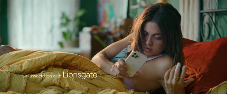 Apple iPhone Smartphone of Lucy Hale as Nicole Matthew in Puppy Love (2023) - 391380