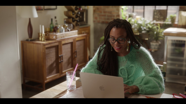 Apple MacBook Laptop in And Just Like That... S02E10 "The Last Supper Part One: Appetizer" (2023) - 391007