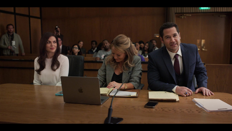 Apple MacBook Laptops in The Lincoln Lawyer S02E07 "Cui Bono" (2023) - 387015