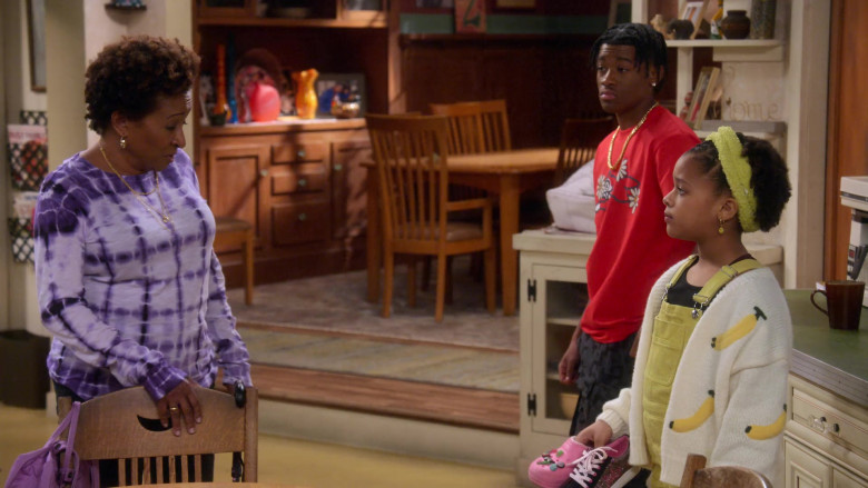 Crocs Pink Shoes in The Upshaws S04E01 "Thera Please" (2023) - 392759