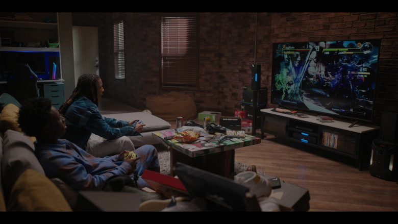Cheetos Puffs and Killer Instinct Video Game in The Chi S06E02 "Mo' Douda, Mo' Problems" (2023) - 389420