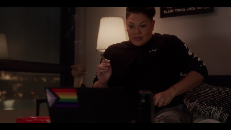 Off-White Black Sweatshirt Worn by Sara Ramirez as Che Diaz in And Just Like That... S02E10 "The Last Supper Part One: Appetizer" (2023) - 391135