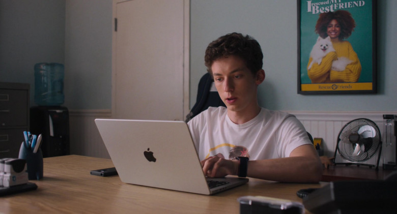 Apple MacBook Laptop Used by Andrew Barth Feldman as Percy Becker in No Hard Feelings (2023) - 387856