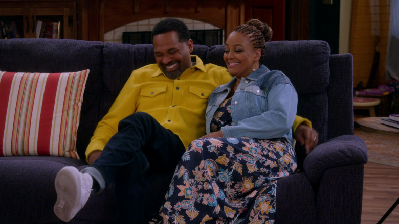 Nike White Shoes of Mike Epps as Bernard "Bennie" Upshaw Sr. in The Upshaws S04E03 "Forbidden Fruit" (2023) - 393126