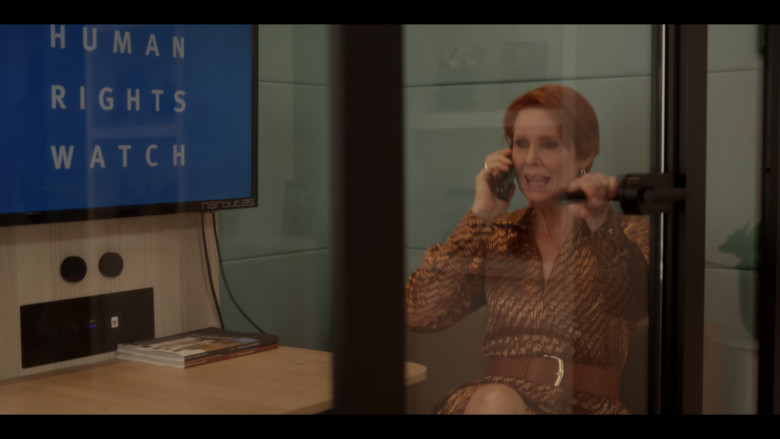 Narbutas Office Furniture and Human Rights Watch in And Just Like That... S02E09 "There Goes the Neighbourhood" (2023) - 388611