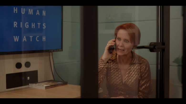 Narbutas Office Furniture and Human Rights Watch in And Just Like That... S02E09 "There Goes the Neighbourhood" (2023) - 388613