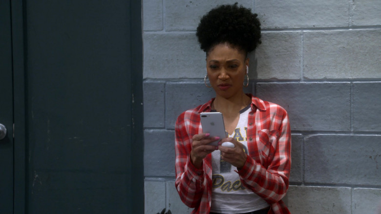 Apple iPhone Smartphone in The Upshaws S04E01 "Thera Please" (2023) - 392751