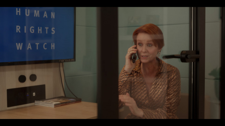 Narbutas Office Furniture and Human Rights Watch in And Just Like That... S02E09 "There Goes the Neighbourhood" (2023) - 388616