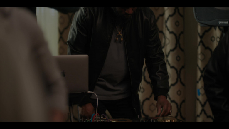 Apple MacBook Laptop in The Chi S06E03 "House Party" (2023) - 392526