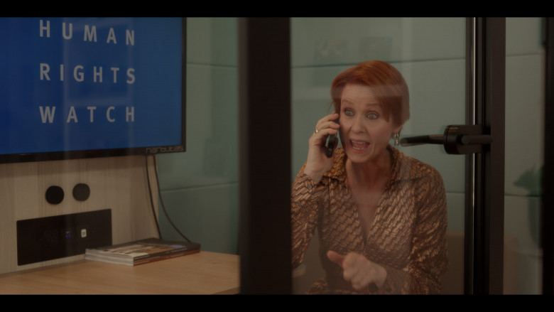 Narbutas Office Furniture and Human Rights Watch in And Just Like That... S02E09 "There Goes the Neighbourhood" (2023) - 388620