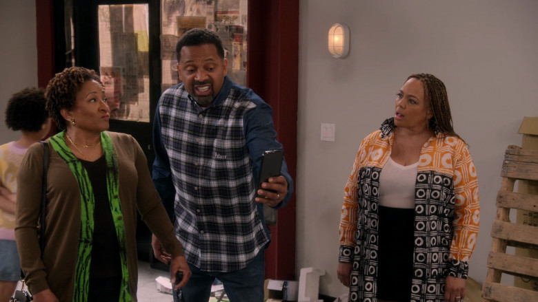 Apple iPhone Smartphone of Mike Epps as Bernard "Bennie" Upshaw Sr. in The Upshaws S04E06 "Auto Motives" (2023) - 393504