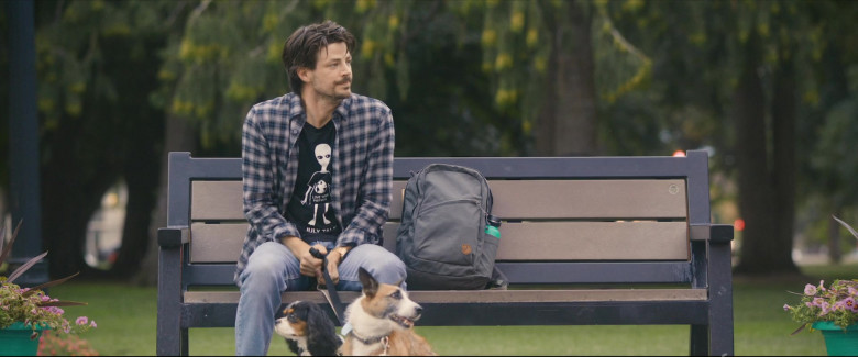 Fjallraven Backpack of Grant Gustin as Max Stevenson in Puppy Love (2023) - 391662