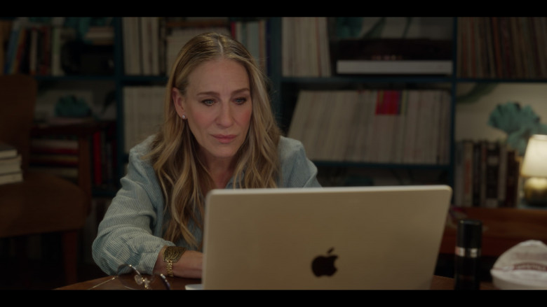 Apple MacBook Laptop Used by Sarah Jessica Parker as Carrie Bradshaw in And Just Like That... S02E08 "A Hundred Years Ago" (2023) - 387220