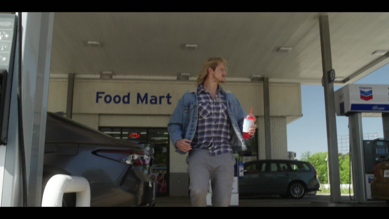 Chevron Gas Station in Heels S02E04 "Heavy Heads" (2023) - 392447