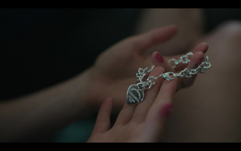 Tiffany & Co. Chain Bracelet in Painkiller S01E04 "I Believed?" (2023)