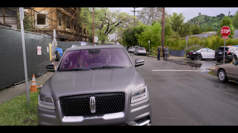 Lincoln Navigator SUV in The Lincoln Lawyer S02E10 "Bury Your Past" (2023) - 387177