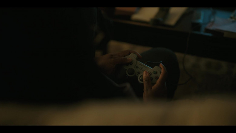 Sony PlayStation Controller in Painkiller S01E03 "Blizzard of the Century" (2023) - 388435