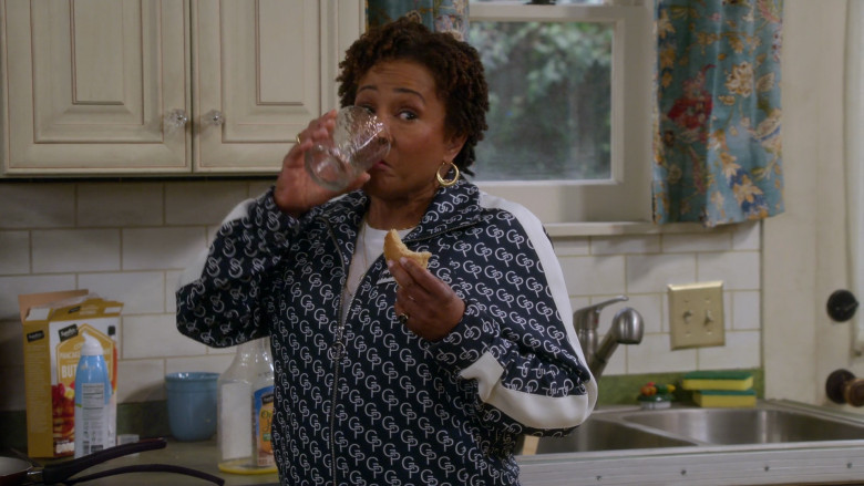 Signature Select Pancake Mix and Juice in The Upshaws S04E06 "Auto Motives" (2023) - 393632